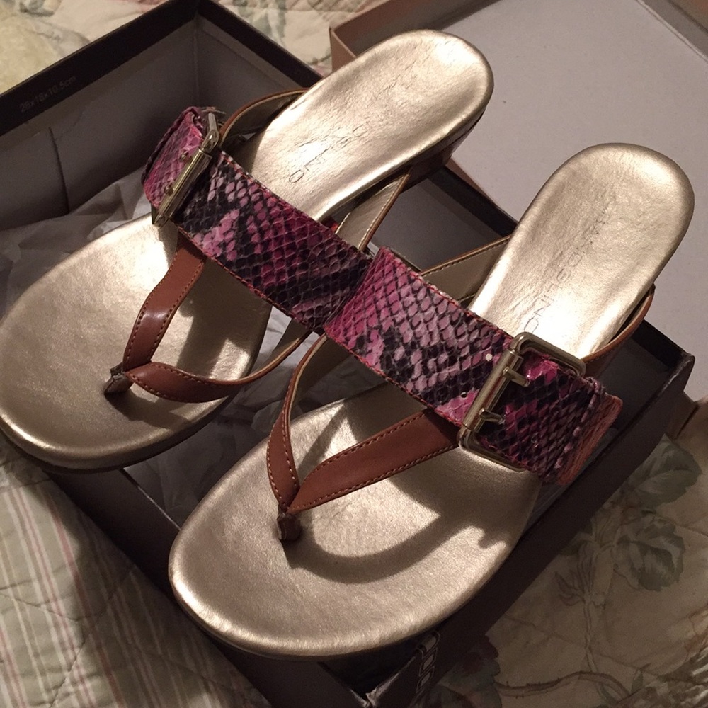 Bandolino Sandles